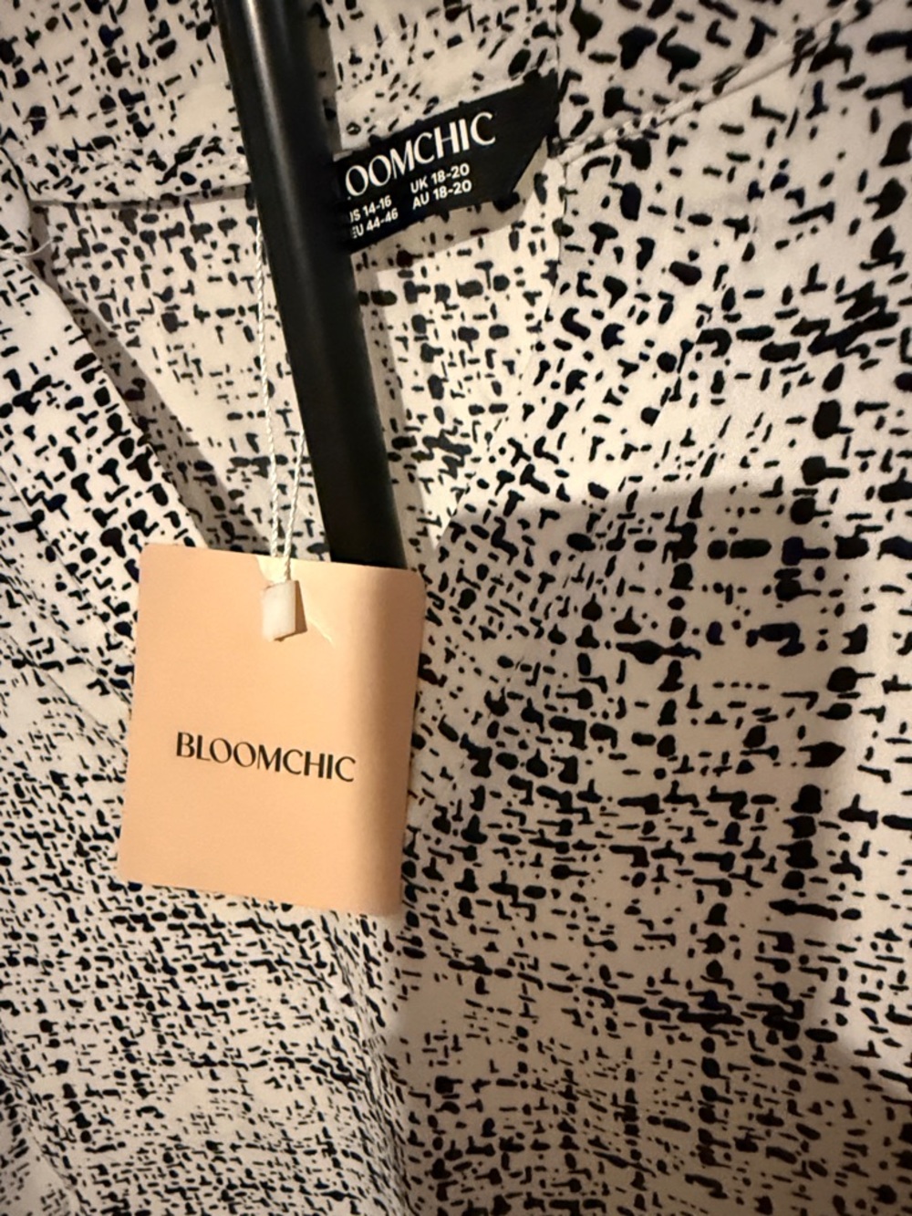 BloomChic Black and White Patterned V-Neck Top - Picture 6 of 6